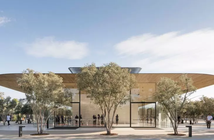 Apple Park w Cupertino w Kalifornii – bryła centrum dla zwiedzających