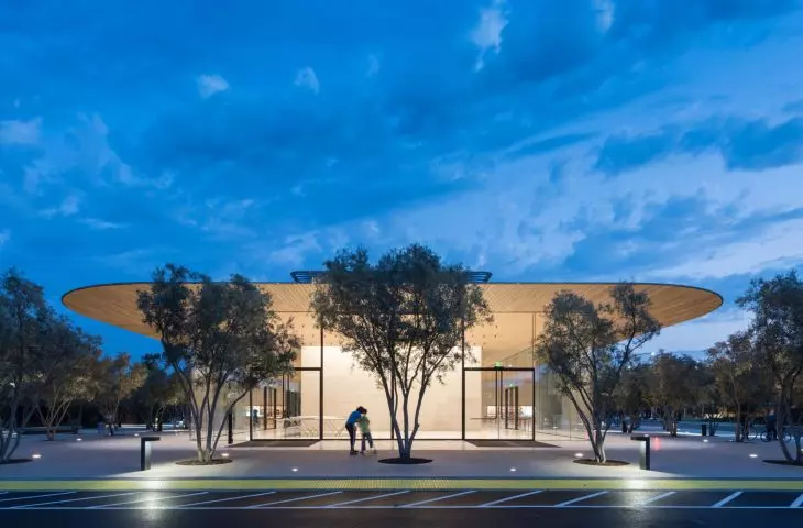 Apple Park w Cupertino w Kalifornii – bryła centrum dla zwiedzających