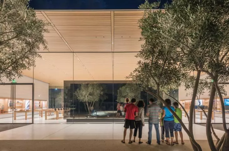 Apple Park w Cupertino w Kalifornii – przeszklona elewacja centrum dla zwiedzających