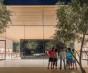 Apple Park w Cupertino w Kalifornii – przeszklona elewacja centrum dla zwiedzających