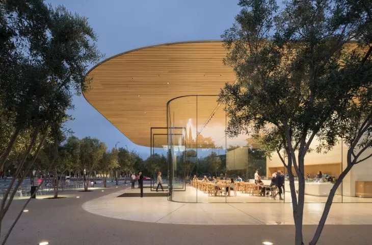 Apple Park w Cupertino w Kalifornii – przeszklona elewacja centrum dla zwiedzających