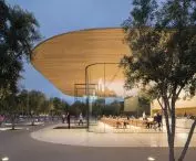 Apple Park w Cupertino w Kalifornii – przeszklona elewacja centrum dla zwiedzających