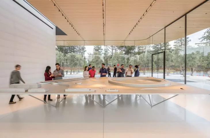Apple Park w Cupertino w Kalifornii – wnętrze centrum dla zwiedzających