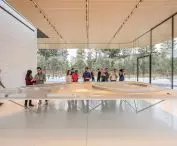 Apple Park w Cupertino w Kalifornii – wnętrze centrum dla zwiedzających