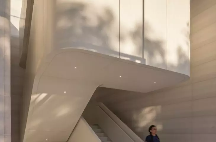 Apple Park w Cupertino w Kalifornii – wnętrze centrum dla zwiedzających