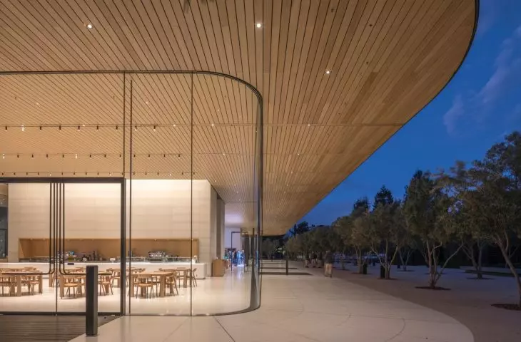 Apple Park w Cupertino w Kalifornii – przeszklona elewacja centrum dla zwiedzających