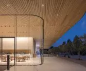 Apple Park w Cupertino w Kalifornii – przeszklona elewacja centrum dla zwiedzających