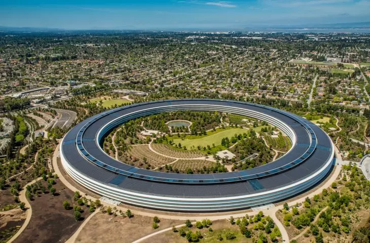 Apple Park w Cupertino w Kalifornii – Główny budynek Apple Parku, znany jako The Ring, został zaprojektowany jako niska konstrukcja w kształcie okręgu