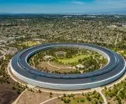 Apple Park w Cupertino w Kalifornii – Główny budynek Apple Parku, znany jako The Ring, został zaprojektowany jako niska konstrukcja w kształcie okręgu