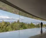 Apple Park w Cupertino w Kalifornii – jednym z kluczowych elementów architektonicznych The Ring są szklane ściany od podłogi do sufitu