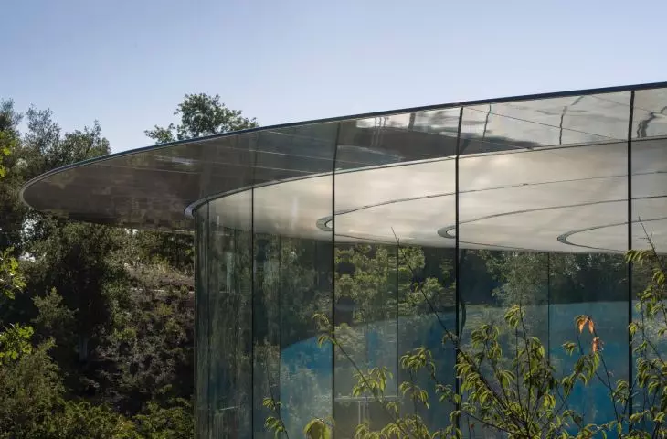 Apple Park w Cupertino w Kalifornii – szklana elewacja pierścienia 