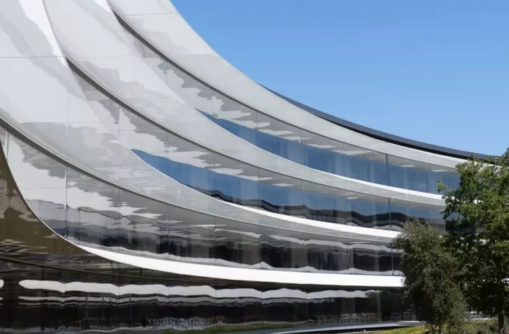 Apple Park w Cupertino w Kalifornii – budynek podzielony jest na dziewięć promieniście rozmieszczonych skrzydeł