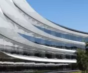 Apple Park w Cupertino w Kalifornii – budynek podzielony jest na dziewięć promieniście rozmieszczonych skrzydeł