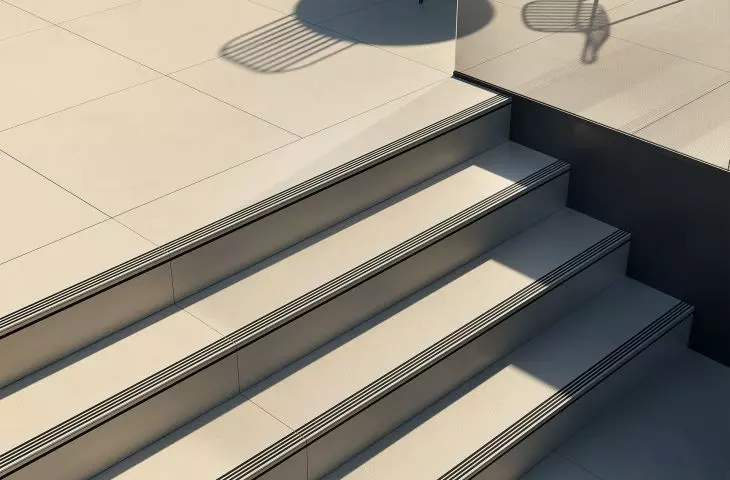 Thanks to the use of stripes in contrasting colors, the treads are easily noticeable, which significantly facilitates the spatial orientation of users.