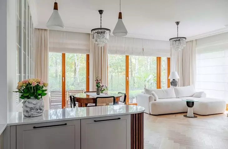 The arrangement combines classic and modern elements