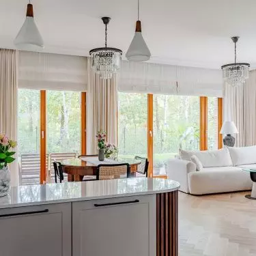 The arrangement combines classic and modern elements