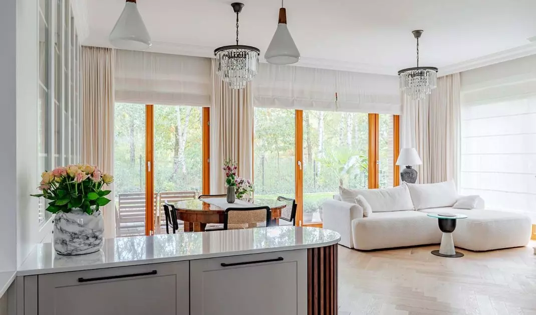 The arrangement combines classic and modern elements