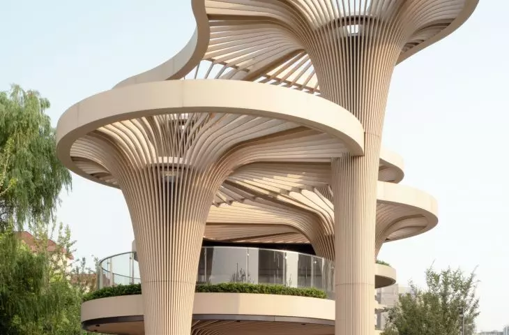 Centrum handlowe Solar Trees w Szanghaju – dzięki harmonijnemu połączeniu materiałów naturalnych z paletą inspirowaną przyrodą, projekt realizuje ideę architektury biofilicznej