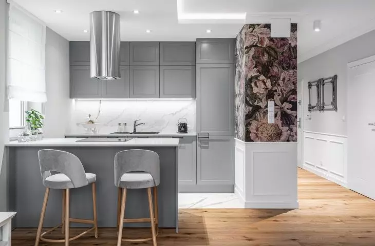 Support pillar covered with floral pattern wallpaper adds variety to the arrangement