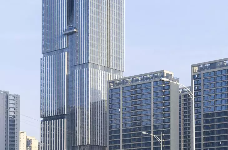 Wieżowiec Nansheng Center w Wenzhou – teren inwestycji jest zlokalizowany wzdłuż głównej alei, która łączy wioskę z centrum Wenzhou 
