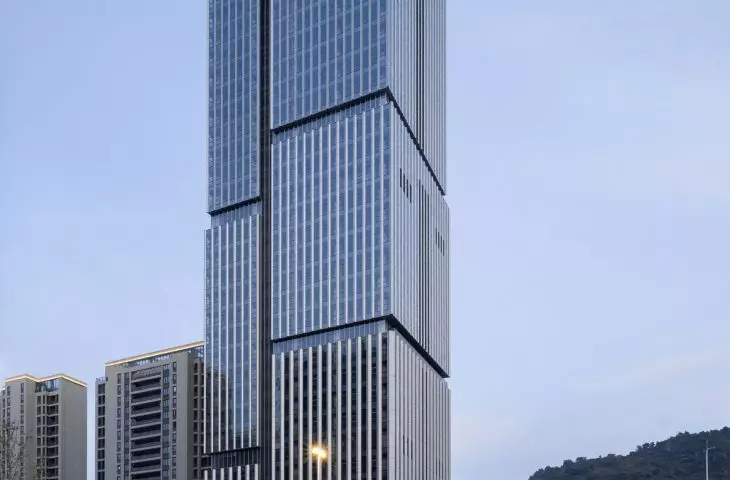 Wieżowiec Nansheng Center w Wenzhou – widok na budowlę od strony ulicy