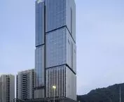 Wieżowiec Nansheng Center w Wenzhou – widok na budowlę od strony ulicy