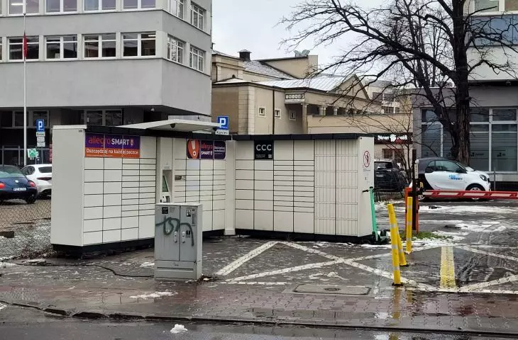 Illegally located parcel machine in Poznan (2023)