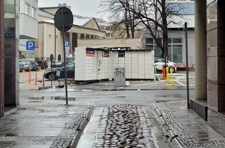 Nielegalnie ulokowany automat paczkowy w Poznaniu (2023 rok)