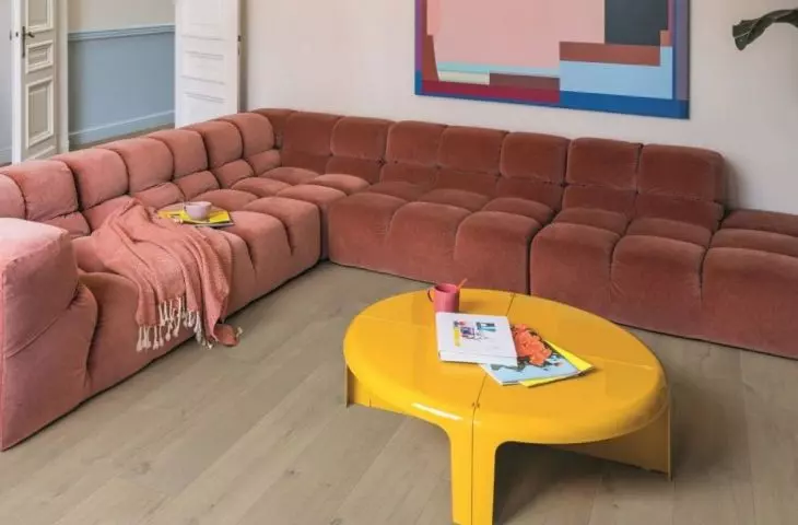 Wciąż popularne są wykończenia podłogi inspirowane drewnem