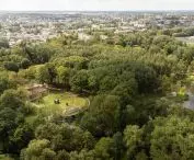 Historyczny dwór w Poniewieżu — widok z lotu ptaka 