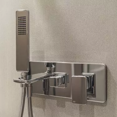 Minimalist shower design keeps harmony