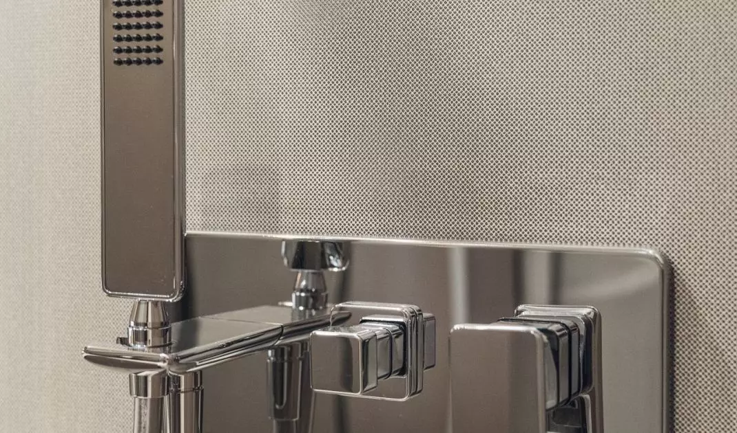 Minimalist shower design keeps harmony