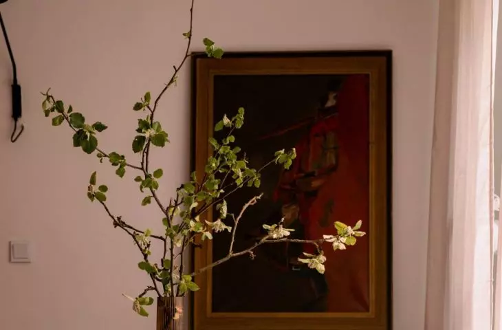 The living area features a painting by Christopher Bucky
