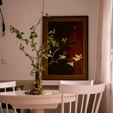 The living area features a painting by Christopher Bucky