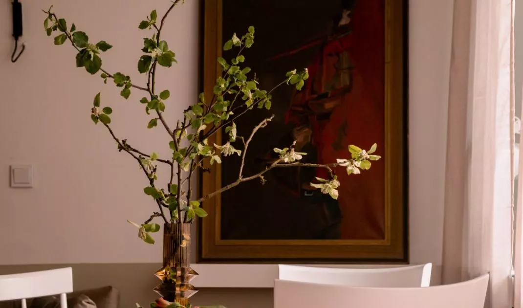 The living area features a painting by Christopher Bucky