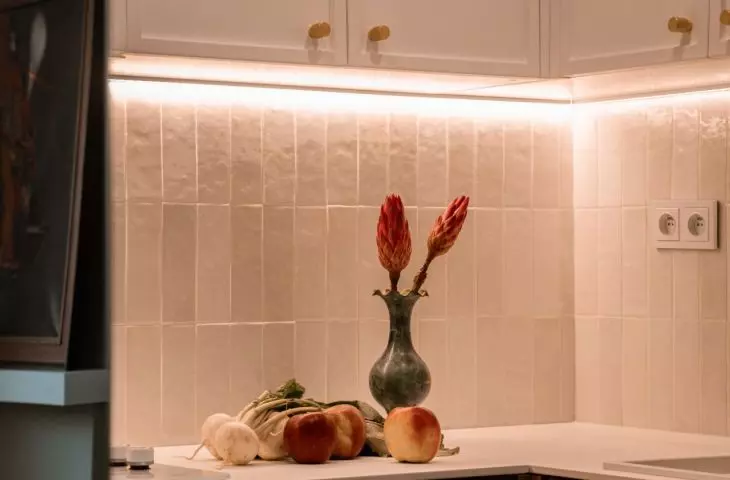 White lacquered fronts have a decorative frame