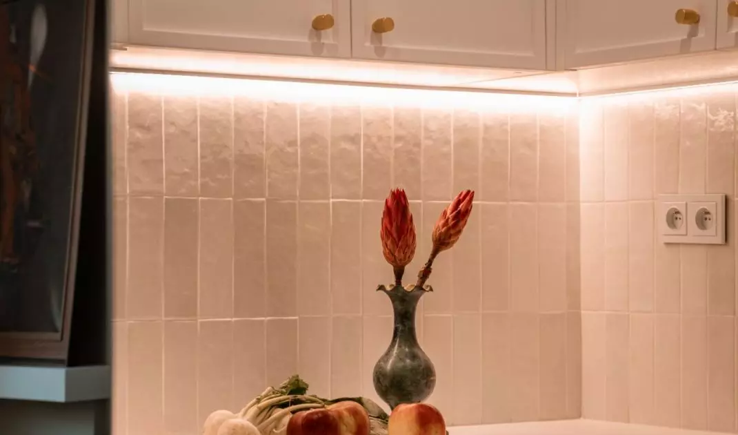 White lacquered fronts have a decorative frame