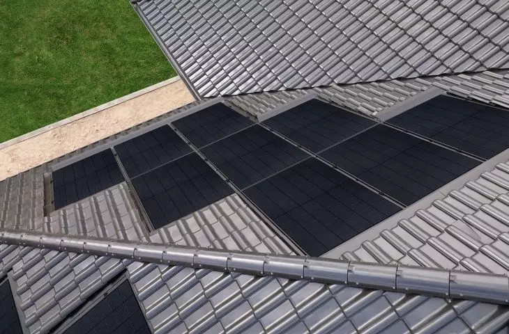 VARIO photovoltaic panels, integrated into the roof slope, create a smooth and elegant surface