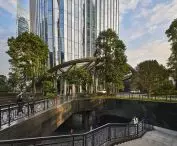 Wieżowiec Star River Headquarters w chińskim Kantonie (Guangzhou) – widok na schody, które zapewniają bezpośrednie połączenie z pobliską linią metra