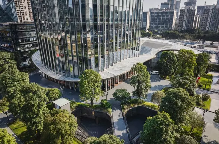 Wieżowiec Star River Headquarters w chińskim Kantonie (Guangzhou) – w obrębie placu zaprojektowano schody prowadzące przez specjalnie zaprojektowane obniżenie terenu, co umożliwia dostęp do podziemnych przestrzeni handlowych