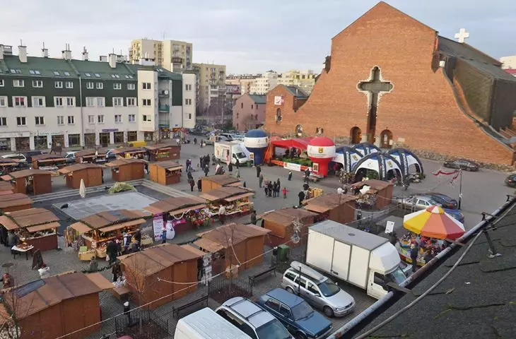 Fair on the square in front of the Church of the Ascension in Warsaw, designed by Marek Budzyński, Zbigniew Badowski, 1980