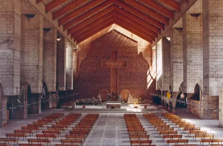 wnętrze kościoła Wniebowstąpienia Pańskiego w Warszawie,  proj.: Marek Budzyński, Zbigniew Badowski, 1980