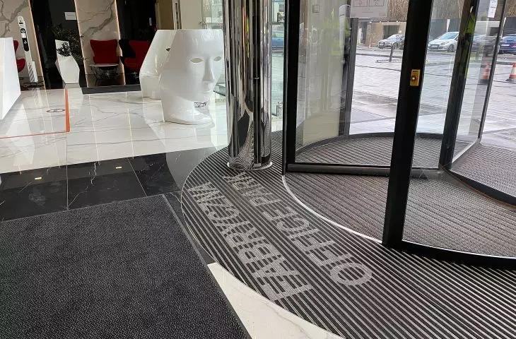 NOWOŚĆ! Przykład wycieraczki aluminiowej z logo obiektu
