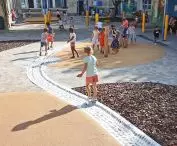 Cours Buissonnières został stworzony w myśl architektury inkluzywnej i ekologicznej; plac zabaw przedszkola im. Alphonse’a Dupeux w Bordeaux