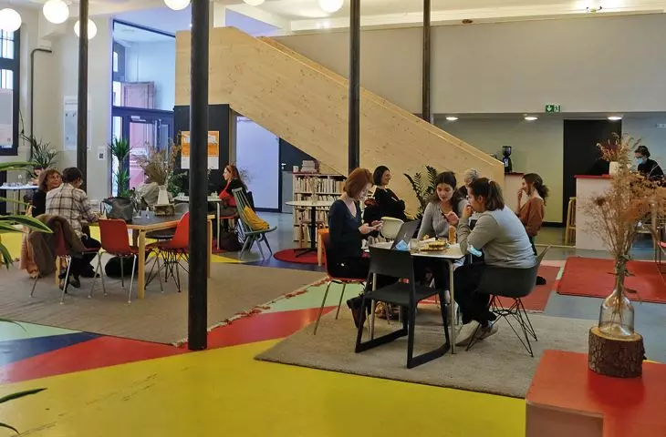 Cité Audacieuse, „Tiers-lieu” (ang. The Third Place), trzecie miejsce życia po domu i pracy w przerobionej starej szkole w centrum Paryża