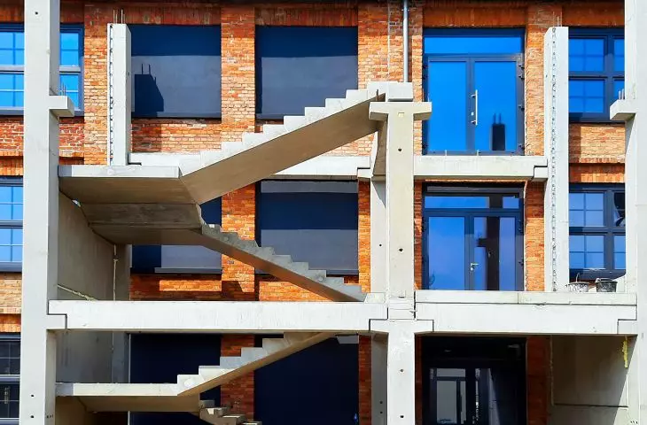 Installation of a prefabricated staircase