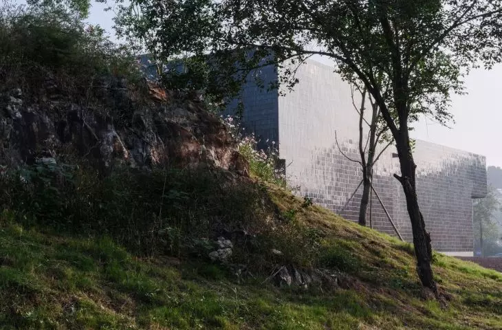 Muzeum źródeł mineralnych Zisha w dolinie Huanglong (Dingshu, Chiny) – widok bryły 