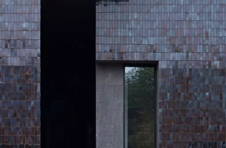 Muzeum źródeł mineralnych Zisha w dolinie Huanglong (Dingshu, Chiny) – powierzchnia elewacji składa się z licznych szklanych płytek, których barwa zmienia się w pięciu odcieniach