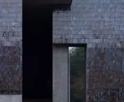 Muzeum źródeł mineralnych Zisha w dolinie Huanglong (Dingshu, Chiny) – powierzchnia elewacji składa się z licznych szklanych płytek, których barwa zmienia się w pięciu odcieniach