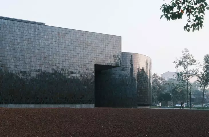 Muzeum źródeł mineralnych Zisha w dolinie Huanglong (Dingshu, Chiny) – w dolinie Huanglong, na terenie historycznych pozostałości kopalni nr 4, powstało Muzeum Źródła Minerałów Zisha